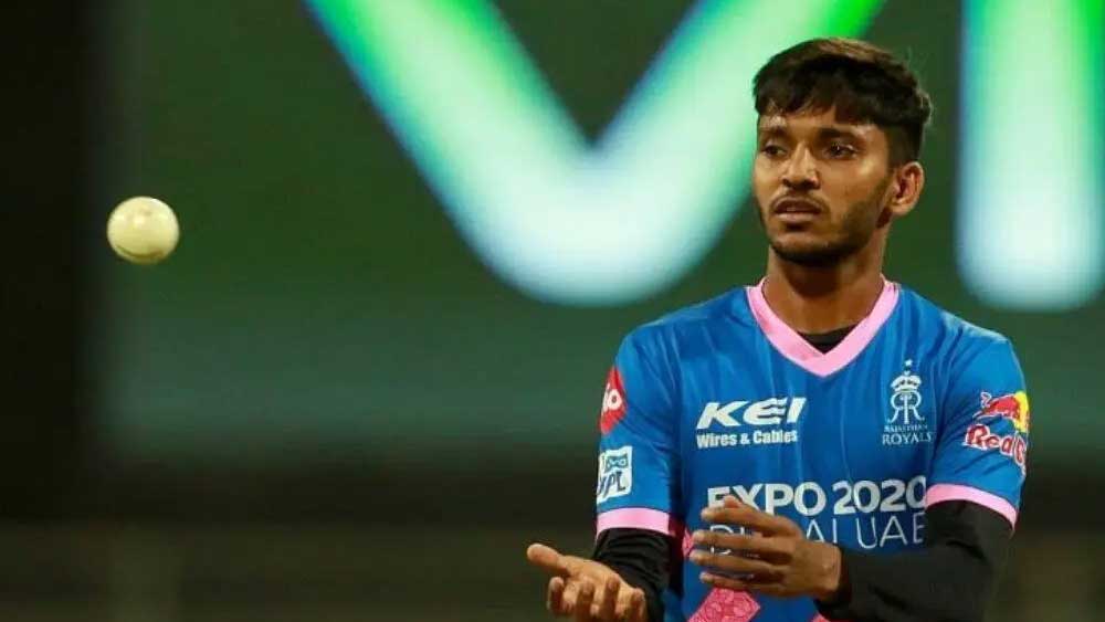 চেতন সাকারিয়া: তাঁর মতো কষ্টের জীবন খুব কম ক্রিকেটারের আছে। কয়েক বছর আগেও আন্তর্জাতিক ক্রিকেট খেলার উপযুক্ত জুতো ছিল না তাঁর। এর পর যখন আইপিএল-এ চুক্তিবদ্ধ হন, কোভিডের জন্য হারাতে হয় বাবাকে। কিন্তু তার পরেও সাকারিয়া হাল ছাড়েননি। গত আইপিএল-এ ১৪টি উইকেট নিয়েছিলেন। নিজের ন্যূনতম দাম রেখেছেন ৫০ লক্ষ টাকা। 