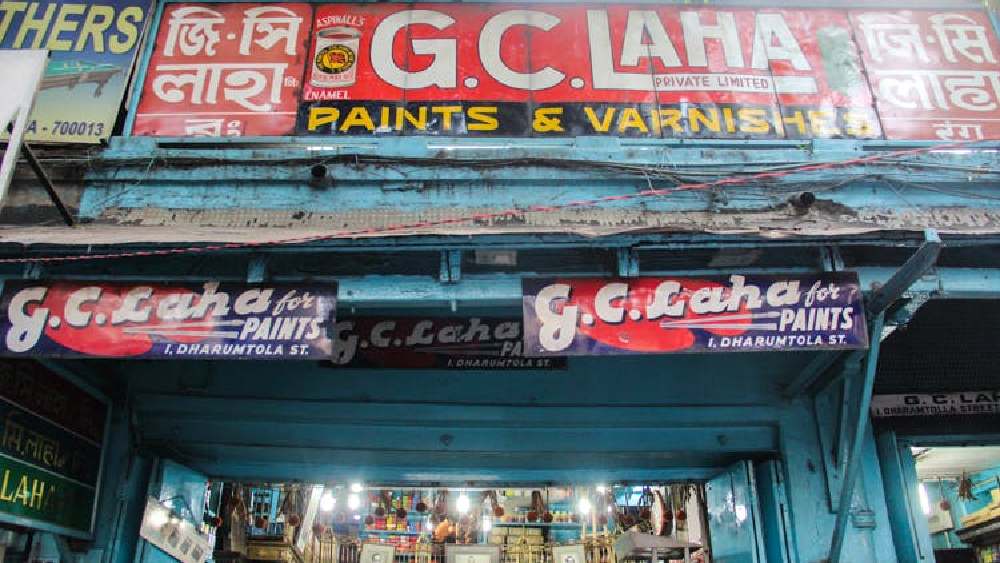 ‘জি সি লাহা’র নাম এ শহরের শিল্পীরা ভালই জানেন। এমন কোনও ধরনের রং নেই যা এখানে পাওয়া যাবে না। নানা ধরনের আঁকার কাগজ, ক্যানভাস, ইজেল, সবেরই মজুত দেয় এই দোকান। রয়েছে নানা ধরনের ক্যালিগ্রাফির পেনও।