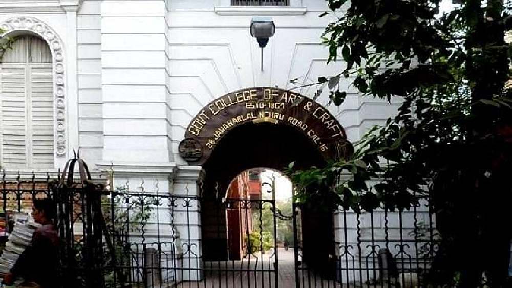 আর্ট কলেজের ছাত্রছাত্রীরা এই দোকানের নিত্য খদ্দের। তাঁদের মাসের যাবতীয় সরঞ্জাম আসে এখান থেকেই। তবে এই রীতি সাম্প্রতিককালের নয়, চলছে বহু বছর ধরে। রবীন্দ্রনাথ ঠাকুর, অবনীন্দ্রনাথ ঠাকুর, নন্দলাল বসু, গণেশ পাইন, মকবুল ফিদা হুসেনের মতো বহু বিখ্যাত শিল্পী এই দোকান থেকেই তাঁদের রং-তুলি কিনতেন। সেই তালিকার অন্যতম নাম অবশ্যই সত্যজিৎ রায়ও।