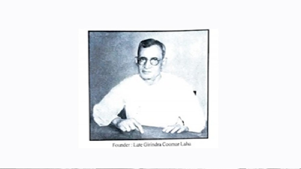 মাত্র ১৬ বছর বয়সে গিরীন্দ্র কুমার লাহা এই দোকানটি শুরু করেন। তার পিছনেও রয়েছে দীর্ঘ ইতিহাস। তাঁর দাদু নবীন চন্দ্র দত্ত ভারতের প্রথম রং বিক্রেতা ছিলেন। বাড়ি-ঘরের জন্য রঙের জোগান দেওয়া ছিল তাঁর ব্যবসা।