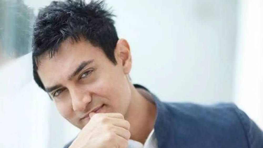 সে দিন আমিরদের আতিথেয়তায় কোনও খামতি রাখেননি কমলেশের পরিবার। মধ্যপ্রদেশের চন্দেরী শহরের প্রাণপুর গ্রামে একটি মাটির বাড়িতে দিন কাটে তাঁদের। কমলেশের তাঁতে বোনা কাপড়ে চলে সংসার। সেই মাটির বাড়িতে বলিউডের চাঁদের হাট দেখে যারপরনাই খুশি কমলেশের স্ত্রী কমলা বাঈ ও তাঁর ছেলেমেয়ে-সহ পরিবারের লোকজন।