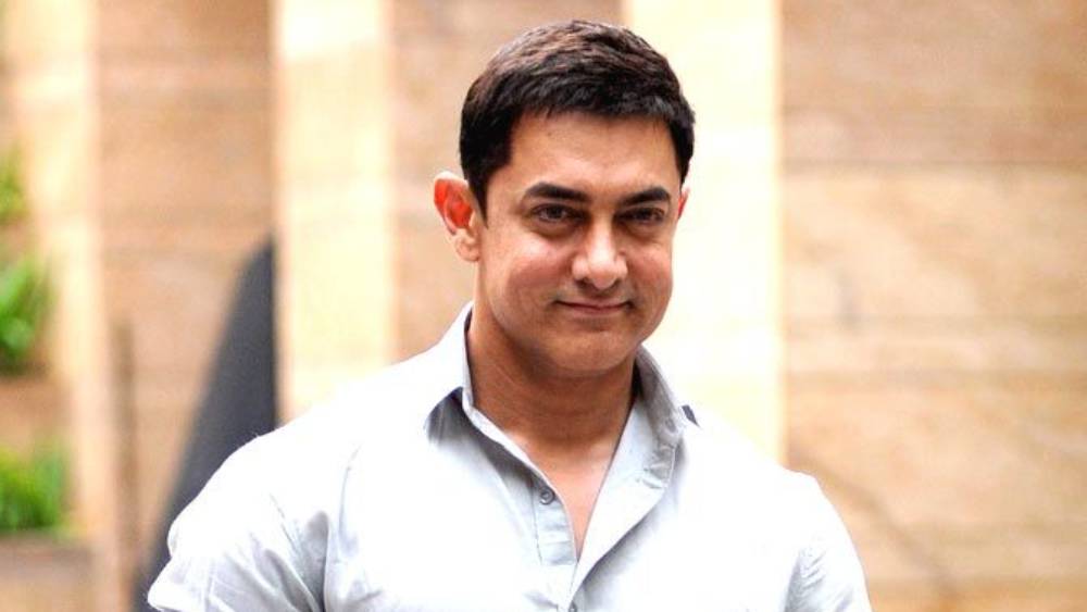 সে দিন কমলেশকে একটি সোনার আংটিও দিয়েছিলেন আমির। ‘এ কে’ আদ্যক্ষর খোদাই করা ওই আংটিটি নিজের হাত থেকে খুলে কমলেশের হাতে পরিয়ে দিয়েছিলেন খোদ আমির। কমলেশকে বন্ধু বলে সম্বোধন করেছিলেন। ফোন নম্বর দিয়ে বলেছিলেন, তাতে যোগাযোগ করা যাবে। ফেরার আগে উষ্ণ আলিঙ্গনে বেঁধেছিলেন কমলেশকে।