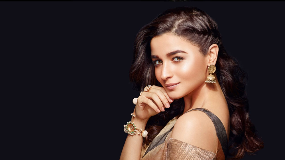 ২০২২-এ বলিউডের সবচেয়ে চর্চিত বিয়ে হিসেবে গণ্য হচ্ছে তাঁদের গাঁটছড়া। এ দিকে, করোনা এবং তাঁদের আগামী ছবি ‘ব্রহ্মাস্ত্র’-র জন্য রণবীর কপূর ও আলিয়া ভট্টের বিয়ে পিছিয়েই চলেছে। নির্মাতারা ছবি মুক্তির পরে ‘রণলিয়া’কে  বিয়ে করার অনুরোধ জানিয়েছেন।