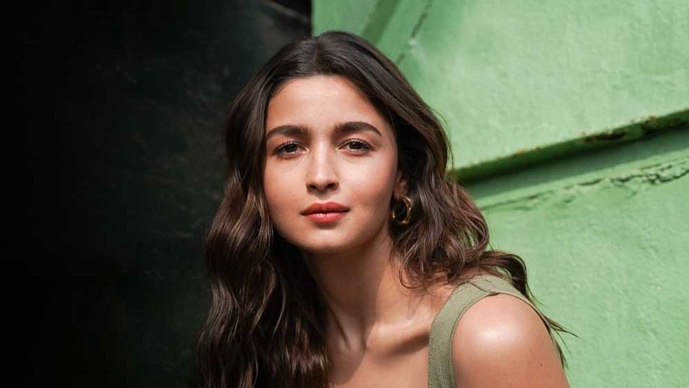 বলিউডের এই বিয়ের চর্চার মাঝেই আচমকা সামনে এল আলিয়ার পাঁচ প্রেমের কাহিনি। প্রেম দিবসের আগে এই পঞ্চপ্রেম আলিয়ার অনুরাগী মহলে উত্তেজনা ছড়িয়েছে।