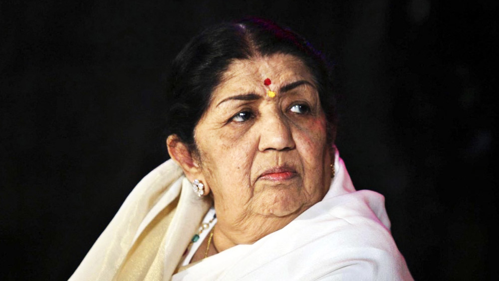 যদিও জীবনের গোড়ার দিকে বিলাসিতা তো দূরের কথা, সংসার চালানোই দায় ছিল লতাদের। ১৯২৯ সালের ২৮ সেপ্টেম্বর এক মরাঠি পরিবারে লতার জন্ম।