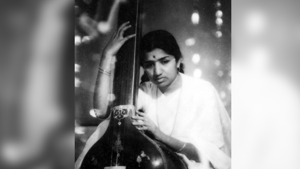 ১৯৪২ সালে মরাঠি ছবি ‘কিতী হসাল’-এ প্রথম গান রেকর্ড করে ২৫ টাকা উপার্জন করেছিলেন। তার পর থেকে সাত দশকে ৩৬টি ভাষায় নেপথ্য গায়িকা। ফিল্ম ছাড়াও রয়েছে নানা আঙ্গিকের গানের সম্ভার। ধীরে ধীরে বেড়েছে পরিচিতি। সেই সঙ্গে আয়ের পরিমাণও বাড়তে থাকে লতার।