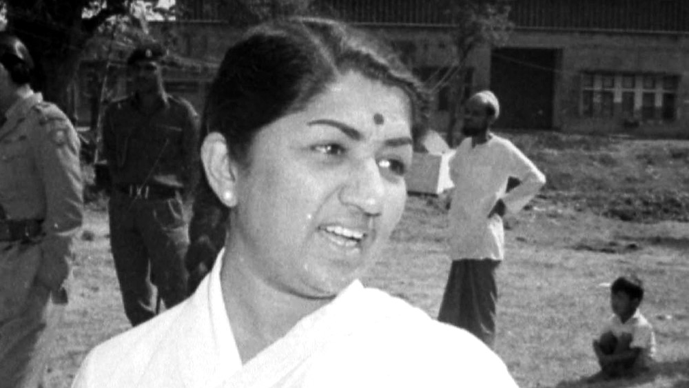 ১৩ বছর বয়সে মাথার উপর থেকে বাবা দীননাথ মঙ্গেশকরের ছত্রছায়া সরে গিয়েছিল। মরাঠি মঞ্চাভিনেতা এবং গায়ক দীননাথের মেয়ের কাঁধে তখন আশা, ঊষা, মীনা এবং হৃদয়নাথ-সহ গোটা সংসারের ভার। কম বয়সেই রোজগারের চেষ্টা শুরু করেন লতা।