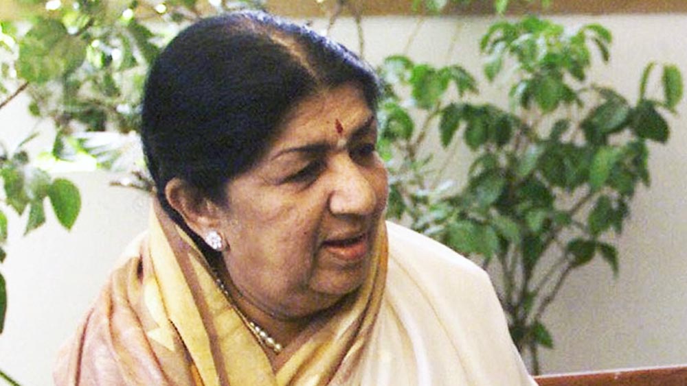 দক্ষিণ মুম্বইয়ের মতো অভিজাত এলাকায় একটি বিলাসবহুল বাংলো রয়েছে লতার। পেডার রোডে ‘প্রভুকুঞ্জ ভবন’ নামে সে বাংলো থেকে ততধিক বিলাসবহুল গাড়ি চড়ে বার হতেন তিনি।