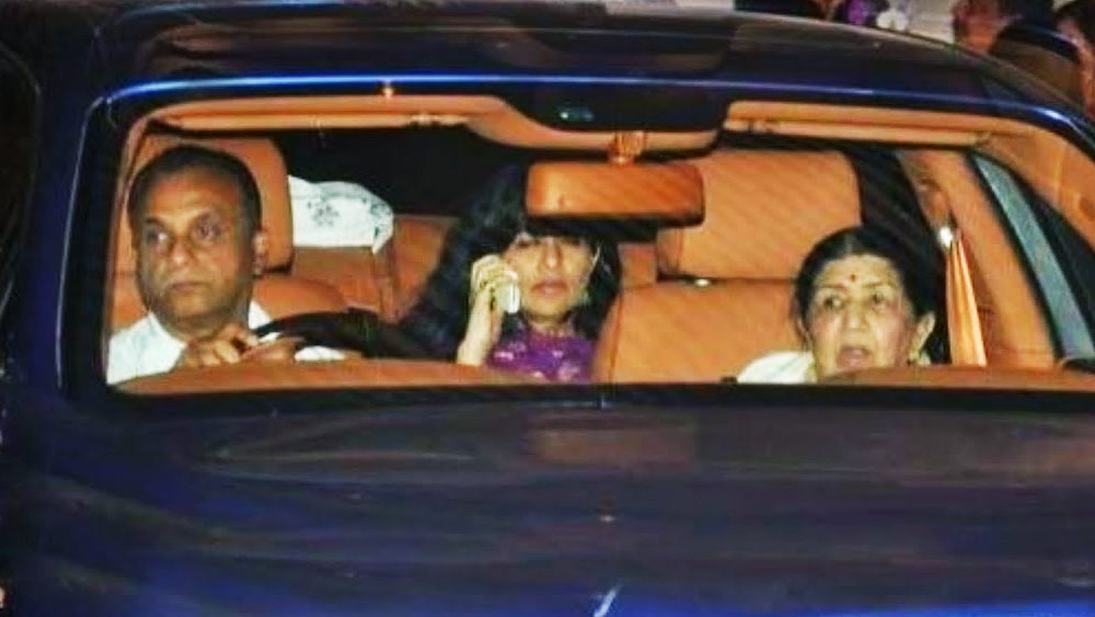 নিজের গ্যারাজে ক্রাইসলার, শেভ্রোলে বা বিউয়িক-এর মতো আমেরিকান গাড়ি রাখতে পছন্দ করতেন লতা। ঘোরাফেরা বা কাজের জন্য সে সবেই যাতায়াত ছিল প্রয়াত শিল্পীর।