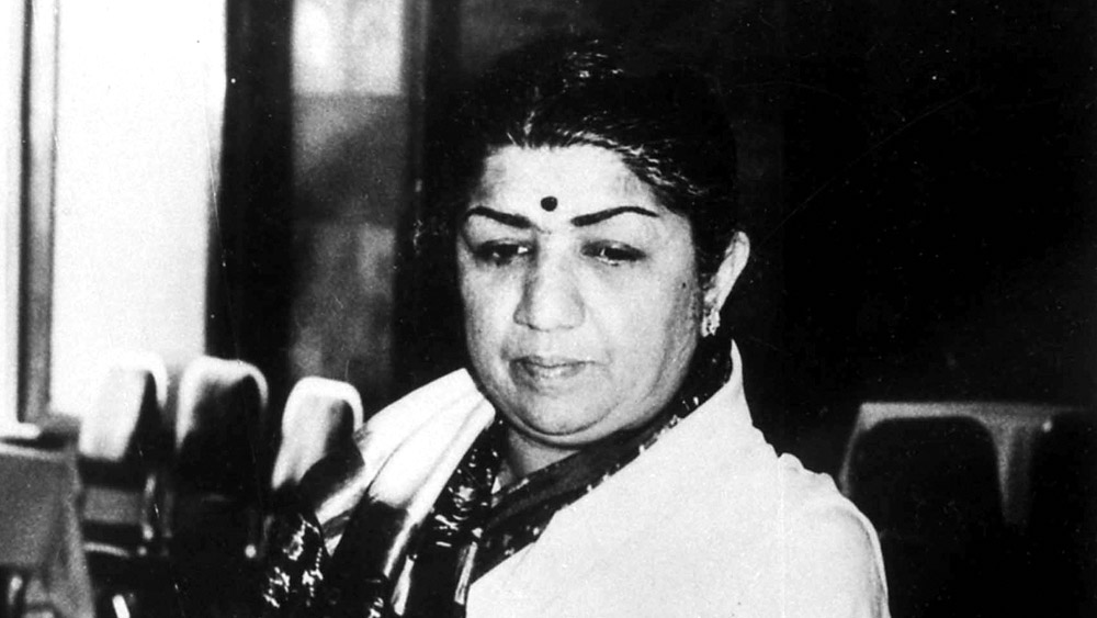 লতার ঘনিষ্ঠরা বলেন, বিলাসবহুল গাড়ি চড়তে পছন্দ করতেন শিল্পী। তাঁর মধ্যে মার্সিডিজ বা ক্রাইসলারের মতো গাড়িও ছিল।
