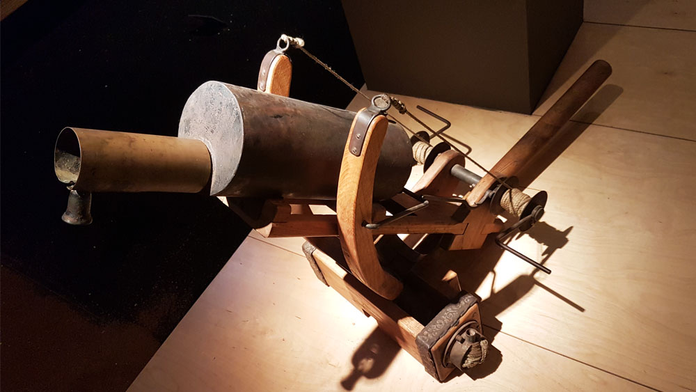 এটি থেকে বাঁচার কি কোনও উপায় ছিল না? তা-ও জানিয়েছেন ইতিহাসবিদেরা। তাঁদের দাবি, একমাত্র বালির সঙ্গে ভিনিগার এবং বেশ কয়েক দিন আগেকার প্রস্রাব মিশিয়ে তা দিয়ে এই ‘তরল আগুন’ নেভানো সম্ভব ছিল।