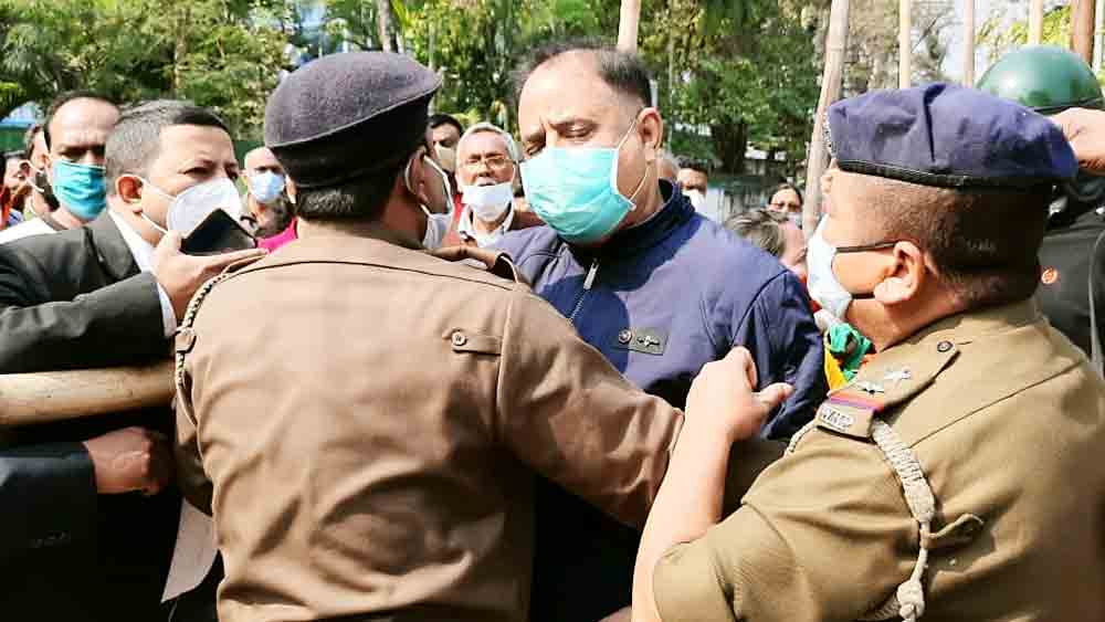 বাধা: শেখর বন্দ্যোপাধ্যায়কে পুলিশ সরিয়ে নিয়ে যাচ্ছে। 