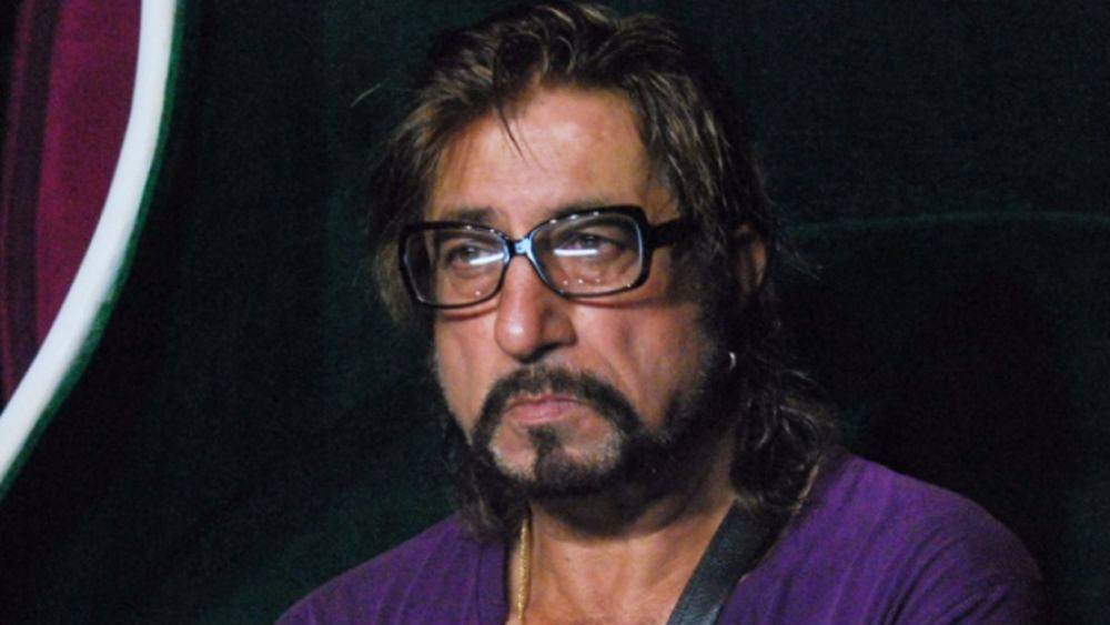 যদিও খলনায়ক পরে গোটা বিষয়টিই অস্বীকার করেন। দাবি করেন, ওই সাংবাদিকই তাঁকে এ সব বলার জন্য জোর করেছেন। এমনকি আত্মহত্যার হুমকিও দিয়েছেন ওই মহিলা সংবাদিক।