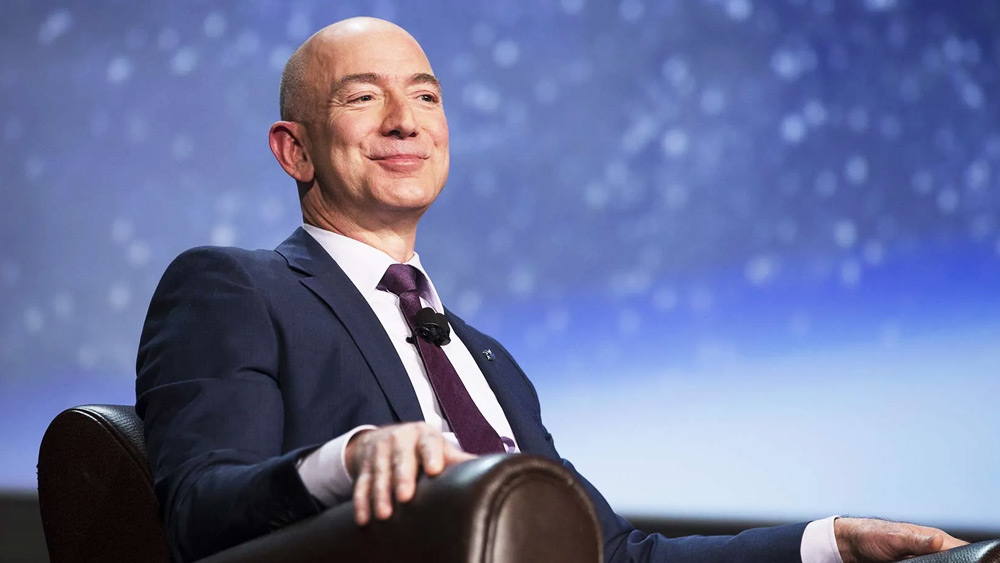 অনলাইন কেনাকাটার সংস্থা অ্যামাজনের মালিক শৌখিন মানুষ। শখ মেটাতে দামি জিনিস কেনায় জুড়ি নেই তাঁর। তবে শখগুলি বেশ অদ্ভুত। কোটি কোটি টাকা খরচ করে ভাঙা সব জিনিস কিনে মাঝে মধ্যেই তাক লাগিয়ে দেন তিনি। 