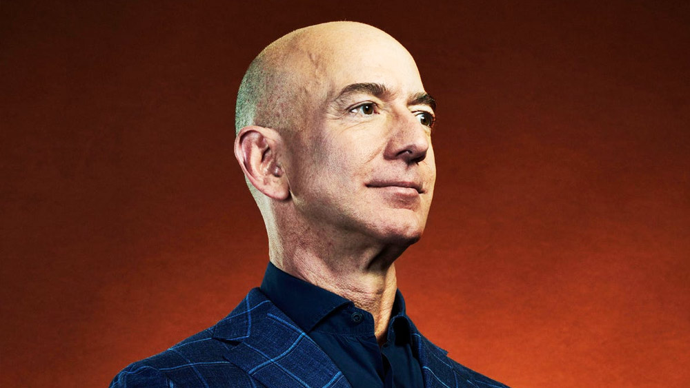 নাম জেফ বেজোস। ২০২২ সালের হিসেবে তাঁর মোট সম্পত্তির পরিমাণ ১৮ হাজার ৩৮০ কোটি আমেরিকান ডলার। বিশ্বের দ্বিতীয় ধনী ব্যক্তি জেফ। জীবন যাপনও করেন অত্যন্ত বিলাসবহুল ভাবে।