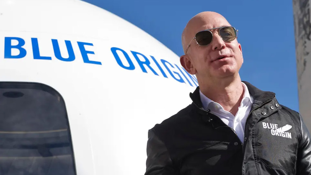 তবে জেফের বিলাসের সংজ্ঞা একটু আলাদা, তাতে বাহুল্যের চেয়ে বিরলতার ভাগ একটু বেশি। সোজা কথায় দাম দিয়ে অ্যামাজন প্রতিষ্ঠাতা এমন জিনিস কেনেন, যা সচরাচর চোখে পড়ে না। তেমনই কিছু দামি আর বিরল আটটি জিনিসের তালিকা রইল।