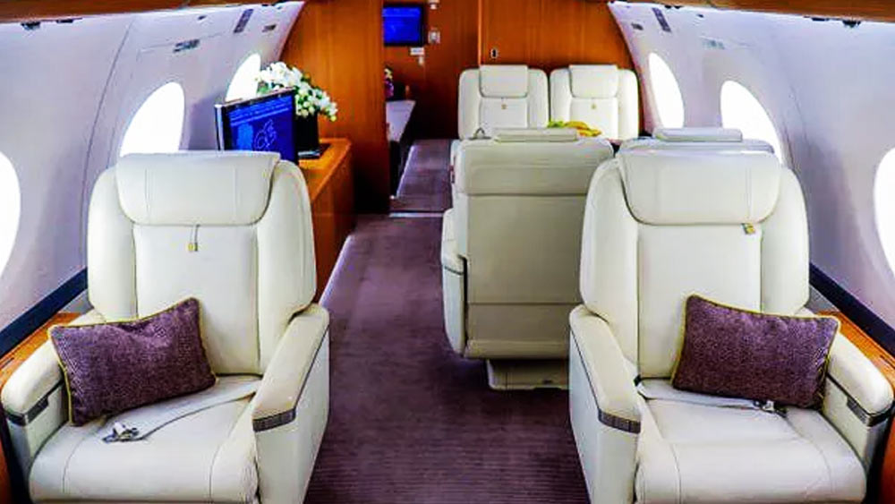 প্রাইভেট জেটপ্লেন: জেফ চলাফেরা করেন প্রাইভেট জেটে। আমেরিকা থেকে ইউরোপ যাতায়াত চলতেই থাকে তাঁর। জেফের কাছে রয়েছে বিশ্বের অন্যতম দ্রুতগতি জেটপ্লেন। নাম জি-৬৫০ইআর। দাম সাড়ে ছ’কোটি আমেরিকান ডলার। ভারতীয় মুদ্রায় যা প্রায় ৪৭৬ কোটি টাকার সমান। 