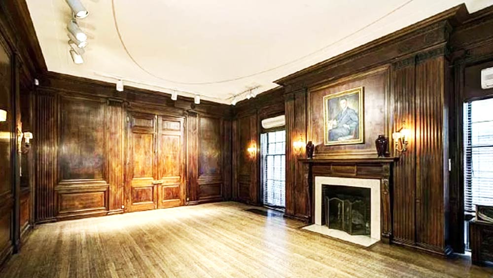 মিউজিয়াম বাড়ি: আমেরিকার রাজধানী ওয়াশিংটন ডিসিতে থাকার  জন্য একটি বাড়ি কিনেছেন জেফ। তবে তাকে শুধু বাড়ি বললে কমিয়ে বলা হয়। এককালে পোশাক এবং কাপড়ের জাদুঘর ছিল বাড়িটি। সেটিই কিনে নতুন করে সাজিয়েছেন জেফ। ভিতরে রয়েছে ১১টি শয়নঘর, ২৫টি স্নানঘর, পাঁচটি বসার ঘর এবং দু’টি লিফ্ট। বাড়িটির দাম প্রায় আড়াই কোটি আমেরিকান ডলার। ভারতীয় মুদ্রায় প্রায় ১৭৩ কোটি টাকা। 