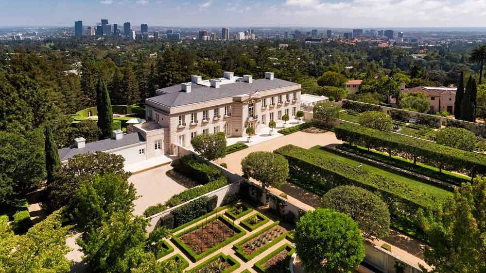 হলিউডে বাড়ি: লস অ্যাঞ্জলেসের বেভারলি হিলসে থাকেন হলিউডের বড় বড় তারকারা। তাঁদেরই প্রতিবেশী বেজোস। প্রায় সাড়ে ৯ একর এলাকা জুড়ে বিস্তৃত সবুজে ঘেরা এলাকায় মাঝামাঝি বেজোসের বাড়ি। ১৬.৫ কোটি আমেরিকান ডলার দিয়ে কিনে নিয়েছেন গোটা একখানি এস্টেট। ভারতীয় মুদ্রায় যার দাম পড়ত ১২৩৭ কোটি টাকার সামান্য বেশি। 