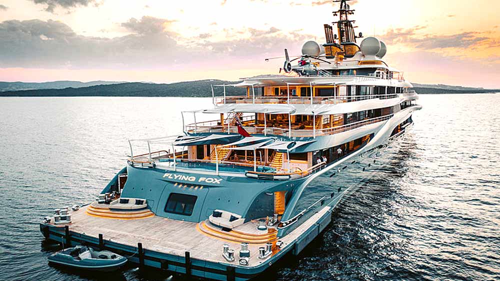 সুপার ইয়ট: বিশ্বের সবচেয়ে বড় প্রমোদতরী বা সুপার ইয়টের মালিক জেফ। নাম ওয়াই ৭২১। দৈর্ঘ্য ৪১৭ ফুট। ২০১৮ সালে এটি তৈরি করার কাজ শুরু করতে বলেন অ্যামাজন প্রতিষ্ঠাতা। এখন তার কাজ শেষ পর্যায়ে। দাম ৫০ কোটি আমেরিকান ডলার। ভারতীয় মুদ্রায় প্রায় ৪ হাজার কোটি টাকার কাছাকাছি।