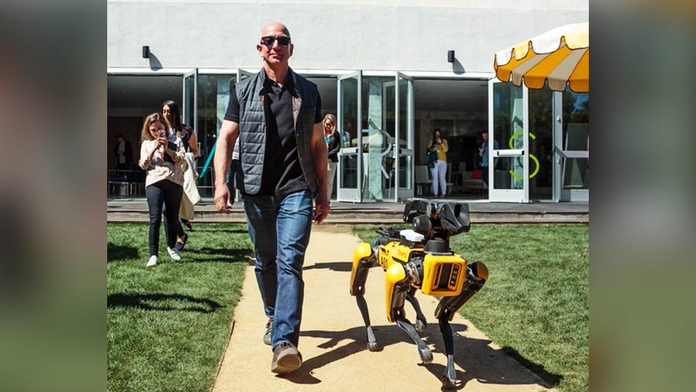 রোবট কুকুর: পোষ্য আছে জেফের। তবে সাধারণ চারপেয়ে লোমশ সঙ্গী নয়। তিনি রোবট কুকুর পোষেন। জেফের যান্ত্রিক চারপেয়ের নাম স্পট। দাম সাড়ে ৭৪ হাজার ডলার। স্পট ১৪ কেজি ওজনের জিনিসপত্র বইতে পারে। দরজা খুলতে পারে। এমনকি তার মালিকের জন্য পানীয়ও এনে দিতে পারে। 