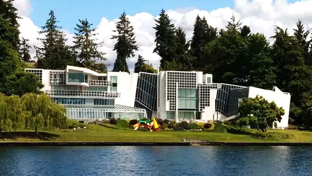 হ্রদের বাড়ি: ওয়াশিংটনের মেদিনা হ্রদের পারে দু’ হেক্টর জমির উপর একটি বাড়ির মালিক বেজোস। ওই বাড়ির লাগোয়া একটি হাউসবোটও রয়েছে। সব মিলিয়ে দাম প্রায় ১২ কোটি ডলার। ভারতীয় মুদ্রায় ৮৮৪ কোটি টাকা।  