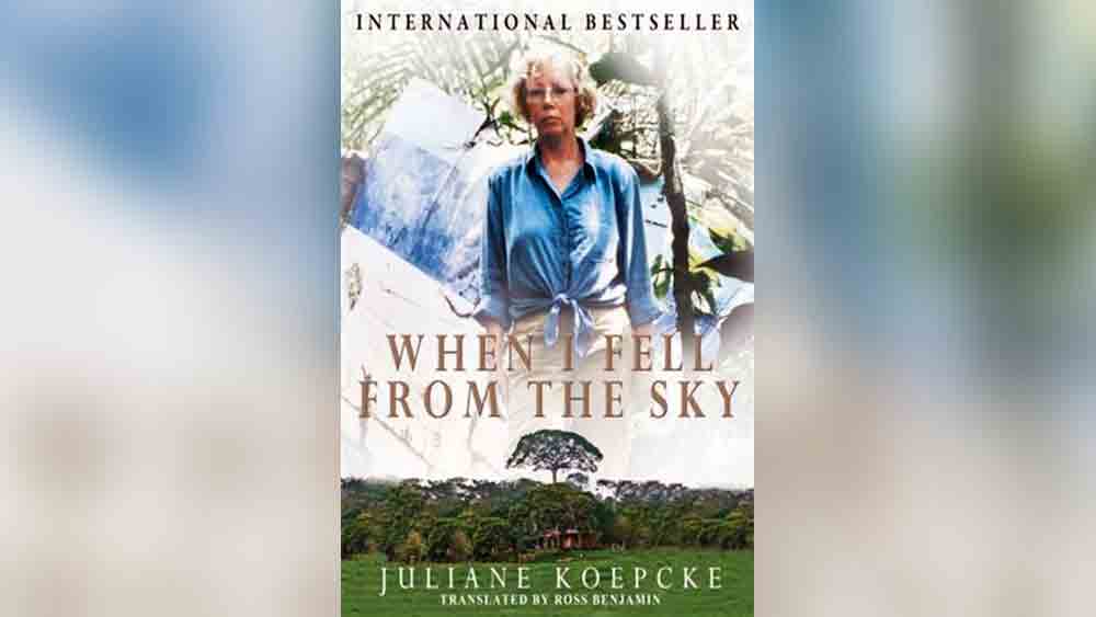 ওই কুঁড়ে ঘর থেকে তাঁকে পরের দিন উদ্ধার করে স্থানীয় জেলেরা। প্লেনে করে তাঁকে নিয়ে যাওয়া হন শহরের হাসপাতালে। ধীরে ধীরে সুস্থ হন জুলিয়েন। তবে ওই ১১দিনের ওই অভিজ্ঞতায় জীবনটাই বদলে যায় তাঁর। জুলিয়েন এরপর বাবা মায়ের মতোই প্রাণীবিজ্ঞান নিয়ে পড়াশোনা শুরু করেন। পাঙ্গুয়ানার জঙ্গলেই তৈরি করেন গবেষণাগার। পরে নিজের অভিজ্ঞতার কথা জানিয়ে একটি বই লেখেন। নাম ‘হোয়েন আই ফেল ফ্রম স্কাই’। 