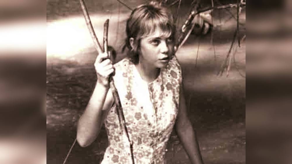 কুমিরের তাড়া খেয়ে সাঁতরে পারে উঠে দেখা গেল সামনে দাঁড়িয়ে বাঘ! এমন উভয় সঙ্কটে কী করণীয়? বাঁচার শেষ চেষ্টা না কি  অসম্ভব মেনে হাল ছেড়ে দেওয়া? সদ্য স্কুল পেরনো পেরুর এক কিশোরী  অসম্ভব বুঝেও প্রথমটিই বেছে নিয়েছিলেন। বানভাসি হয়েও খড়কুটো ধরে যেমন বাঁচতে চায় মানুষ। 