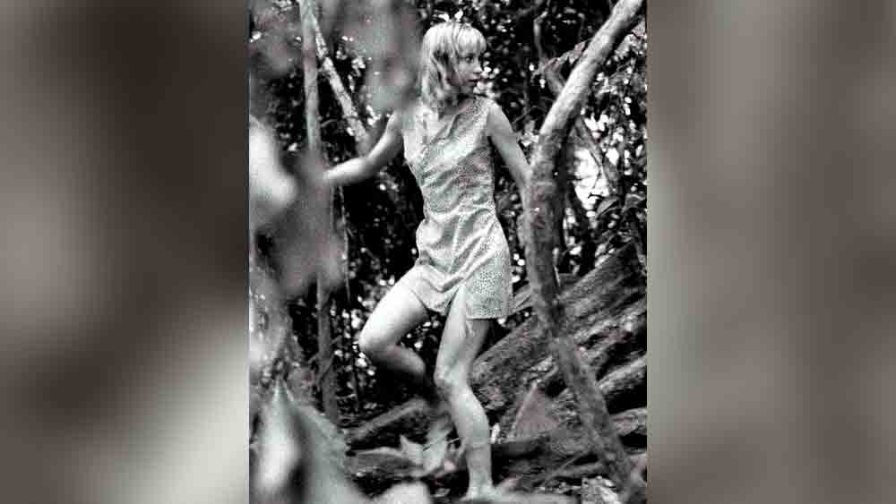 প্লেন থেকে পড়ে যাওয়ায় কলার বোন ভেঙে গিয়েছিল, চোট লেগেছিল হাতে পায়ে। খুবলে গিয়েছিল শরীরে বেশ কয়েকটি জায়গা। ওই অবস্থায় অ্যামাজনের জঙ্গলে কাদার মধ্যে টানা দু’দিন পড়েছিলেন জুলিয়েন। জ্ঞান ফিরলে পরিস্থিতি বুঝে উঠতেই গোটা একটা দিন লেগে গিয়েছিল তাঁর।