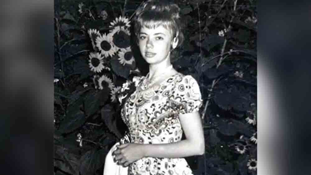 বাড়ি ফেরার জন্য সেদিন প্রথম থেকেই তাড়াহুড়ো করছিল জুলিয়েন। এদিকে একের পর গোলমালও হয়েই চলেছিল। এক ঘণ্টার উড়ান। অথচ সেই বিমান রওনা হতেই দেরি হয়ে যায় ৭ ঘণ্টা।