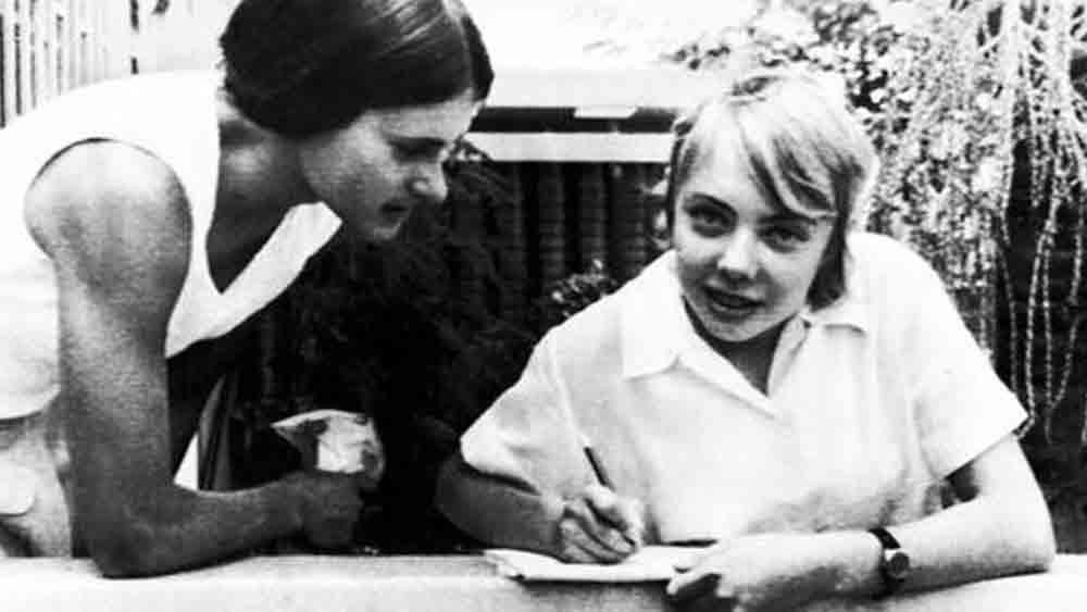 হঠাৎই প্রবল ঝড়বৃষ্টির মধ্যে পড়ে বিমানটি। মারাত্মক ঝাঁকুনি দিতে শুরু করে। ঝাঁকুনির দমকে খুলে যায় প্লেনের জিনিসপত্র রাখার জায়গা। যাত্রীদের অনেকেই ক্রিসমাসের উপহার নিয়ে বাড়ি ফিরছিলেন। বড়দিনের আগেই সেই উপহারের বৃষ্টি শুরু হয় বিমানের ভিতর যাত্রীদের মাথার উপরে।