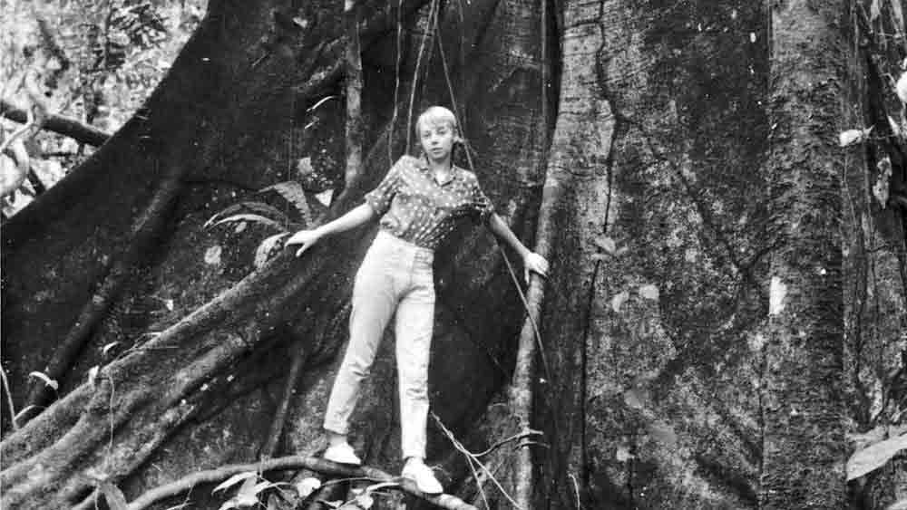 সময়টা ছিল ডিসেম্বরের শেষ সপ্তাহ। ১৯৭১ সাল। বড়দিনের আগের সন্ধ্যায় মায়ের সঙ্গে জুলিয়েন ফিরছিলেন পেরুর পাঙ্গুয়ানার নিজের বাড়িতে। পড়াশোনার জন্য পেরুরই অন্য একটি শহর, লিমায় থাকতেন জুলিয়েন। 