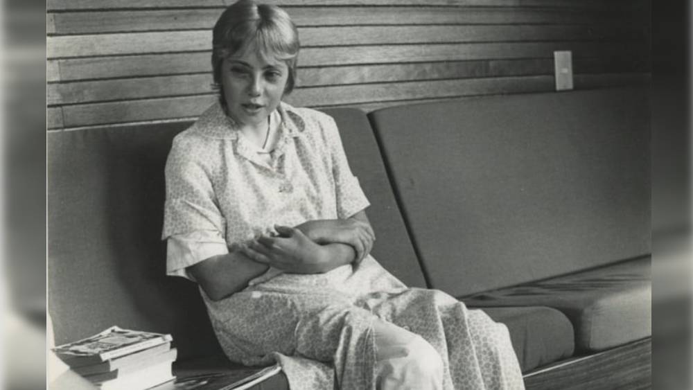 ডিসেম্বর মাস। তারওপর বৃষ্টি। খোলা আকাশ। শীতবোধ সম্ভবত চলে গিয়েছিল জুলিয়েনের। না হলে ভিজে পোশাকে ওই ঠাণ্ডায় আরও অসুস্থ হয়ে পড়ার কথা। তার উপর জুলিয়েনের কাছে খাবার ছিল না। বৃষ্টি হওয়ায় আগুন জ্বালার শুকনো ডালও ছিল না।