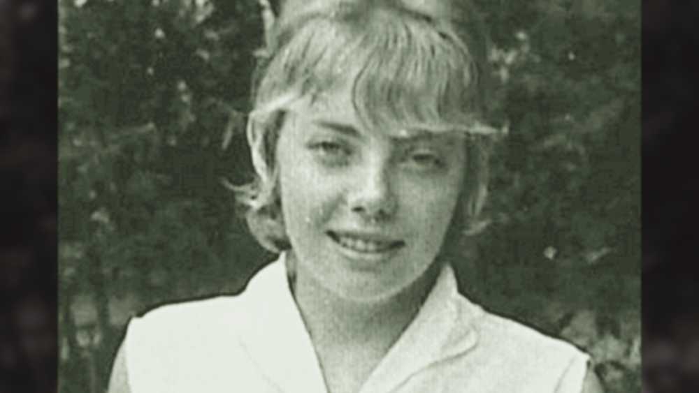 তবে তারপরও আঘাত লেগেছিল। কলার বোন ভেঙে গিয়েছিল জুলিয়েনের, মুচড়ে গিয়েছিল হাঁটু। কাঁধে, পায়ে ছিল গভীর ক্ষত। আহত অবস্থায় জ্ঞান ফিরলেও উঠে দাঁড়ানোর ক্ষমতা ছিল না। আরও একটা দিন, আরও একটা রাত ওই ভাবেই পাতার বিছানায় শুয়ে প্রায় অচেতন হয়েই কেটে যায় তাঁর। পরে সেই অভিজ্ঞতার কথা জুলিয়েন জানাবেন তাঁর জীবনকাহিনীতে। লিখবেন, ‘সারা শরীর ভিজে। কাদায়-নোংরায় মাখামাখি। হয়তো দুর্ঘটনার পরে দিন-রাত বৃষ্টি হয়েছিল। আমি পাতার বিছানায় মায়ের গর্ভে থাকা ভ্রুণের মতোই নিশ্চিন্তে শুয়েছিলাম। জ্ঞান ফেরার পরও। আরও ২৪ ঘণ্টা।’