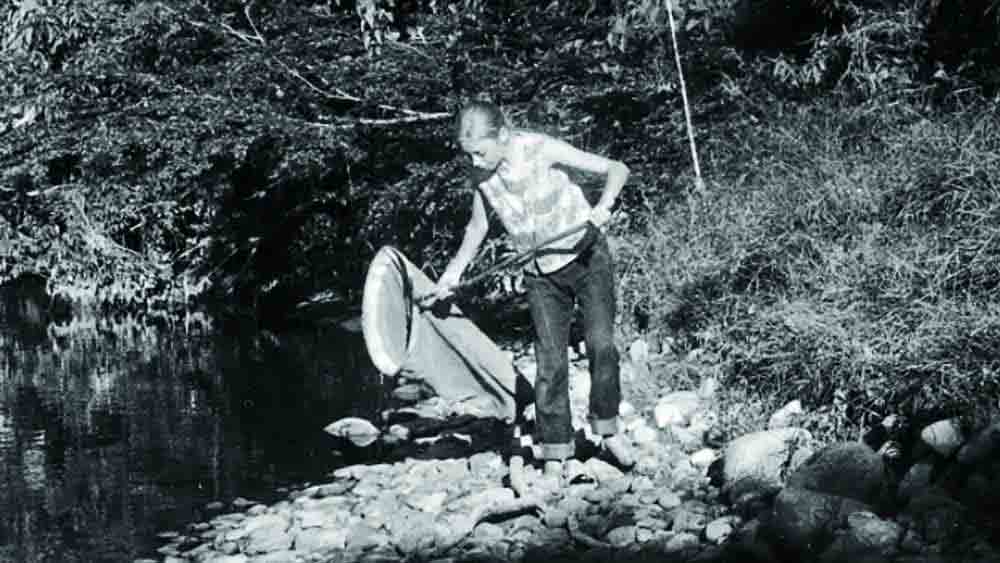 নদীর খোঁজে হাঁটতে হাঁটতে এক’টি ঝর্ণার উৎসস্থল খুঁজে পেয়েছিলেন জুলিয়েন। সেটি অনুসরণ করে হাঁটতে থাকেন। নদীর খোঁজও পান। প্রায় ৭ দিন সেই নদীর পাড় বরাবর হাঁটতে হাঁটতে এক সময় নদী চওড়া হতে শুরু করে। আরও একদিন হাঁটার পর চোখে পড়ে বসতি। নদীর পাড়ে বাঁধা একটি নৌকাও দেখতে পান জুলিয়েন। তার পাশেই ছিল একটা কুঁড়ে ঘর।