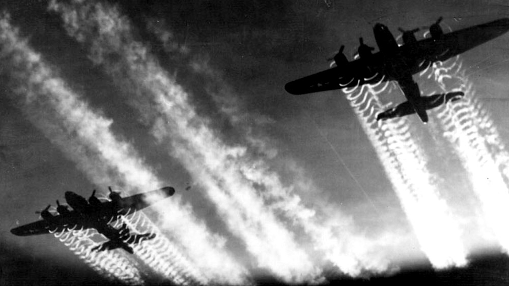 আধুনিক ড্রোনের সামনের ছুঁচলো অংশে একটি সেন্সর যুক্ত ক্যামেরা বসানো থাকে যা দিয়ে লক্ষ্যবস্তুর উপর নজরদারি চালানো হয়। মূলত স্থিতিশীলতার জন্য এ গুলির শেষ ভাগ ভি-আকৃতির হয়।