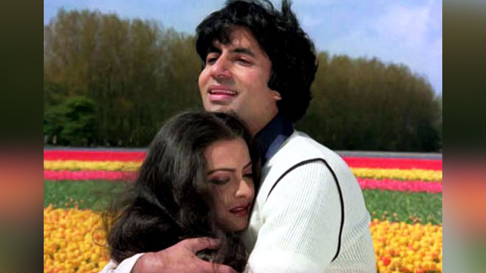 ‘সিলসিলা’ ছবিতে দেখানো হয় জয়া বচ্চনের সঙ্গে বিয়ের সাত বছরে পরেও অমিতাভ এবং রেখার বিবাহবহির্ভূত প্রেম। সেই সময় এই ছবি যথেষ্ট বিতর্কের সৃষ্টি করে। যদিও এই ছবিতে জয়া বচ্চন এবং রেখার পরিবর্তে স্মিতা পাটিল এবং পরভীন ববিকে নেওয়ার কথা ছিল, পরে অমিতাভের সঙ্গে আলোচনা করে যশ চোপড়া সিদ্ধান্ত বদলান।