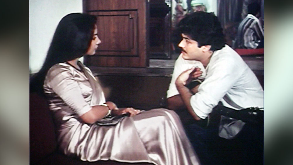 বিবাহবহির্ভূত প্রেম নিয়ে এর পরই আসে মহেশ ভট্টের ‘অর্থ’ ছবির নাম। এই ছবিতে মুখ্য চরিত্রে অভিনয় করেন কুলভূষণ খরবন্দা এবং শাবানা আজমি। অন্যান্য চরিত্রে ছিলেন স্মিতা পাটিল এবং রাজ কিরণ।