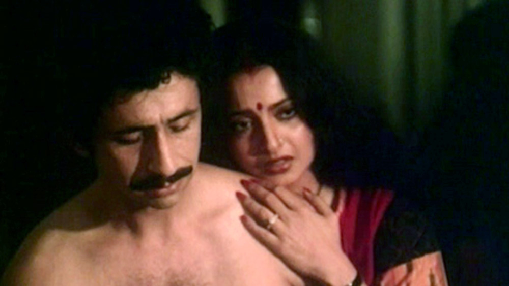 ১৯৮৭ সালে ত্রিকোণ প্রেমের সম্পর্ক নিয়ে সম্পর্ক নিয়ে গুলজার বানান ‘ইজাজ়ত’। সম্পর্কের জটিলতা নিয়ে যেটি বলিউডের অন্যতম উল্লেখযোগ্য ছবি। এই ছবির প্রধান চরিত্রে ছিলেন রেখা, নাসিরুদ্দিন শাহ এবং অনুরাধা পটেল। নাসিরুদ্দিন শাহ দু’জনের সঙ্গেই একই সঙ্গে সম্পর্কে জড়িয়ে পড়ে।  