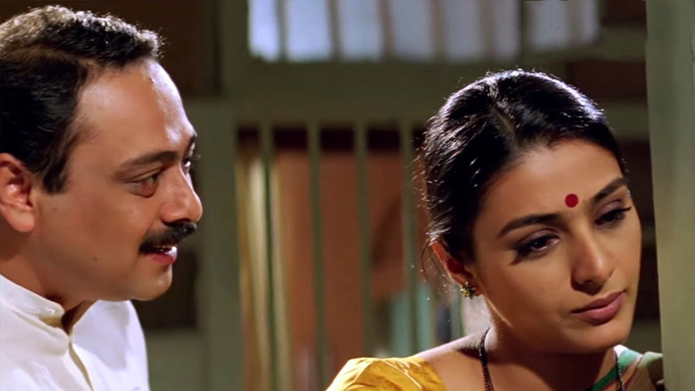  ‘অস্তিত্ব’ ছবির কেন্দ্রীয় চরিত্র অদিতি (টাবু) এবং শ্রীকান্তের বৈবাহিক সম্পর্ক সুখের ছিল না। এই ছবিতে দেখানো হয় অদিতি এবং তাঁর সঙ্গীত শিক্ষকের বিবাহবহির্ভূত সম্পর্ক। যার যেরে অদিতি অন্তঃসত্ত্বা হয়ে পড়ে। সেই সময়ের বিচারে এই ছবি অনেকটাই এগিয়ে ছিল। ‘অস্তিত্ব’ সেরা মারাঠি ছবির বিভাগে জাতীয় পুরস্কারও পায়।