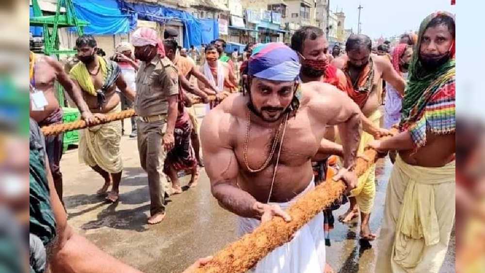 দেখা যায়, রথের দড়ি হাতে একটি পেশিবহুল চেহারা। লালমোহনবাবুর মতো ‘এ দিকে চারশো-ও দিকে চারশো’ বললেও বোধহয় কম বলা হয় এমন। সেই চেহারা অবলীলায় টান দিচ্ছে রথের দড়িতে। গড়গড়িয়ে এগোচ্ছে জগন্নাথের রথ নান্দীঘোষের চাকা।