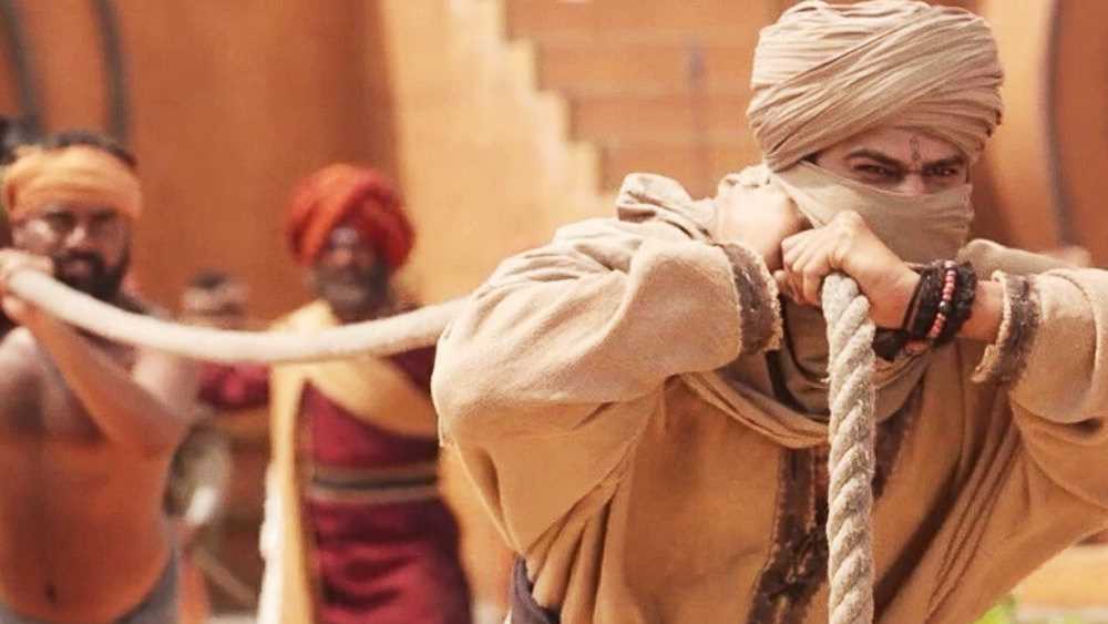 দৃশ্যটি অবিকল সিনেমার মতোই ছিল। দক্ষিণী পরিচালক এস এস রাজমৌলির ছবি ‘বাহুবলী’ প্রথম ভাগের সেই মুহূর্ত। যখন বাহুবলী নিজেই তার মূর্তিকে মাটি থেকে তুলে দাঁড় করাতে বাকিদের সঙ্গে টান দিচ্ছে দড়িতে। পুরীর রথের দড়ি হাতে বাস্তবের ‘বাহুবলী’রও তেমনই একটি ছবি এবং ভিডিয়ো ভাইরাল হয়ে যায়। 