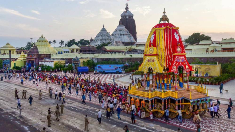 কিন্তু লক্ষ লক্ষ ভক্তের অভাবে মাত্র ৩০০ জন সেবায়েত রথ টানলেন কী করে? রাজমৌলির বাহুবলীর মতো তার হাতেও কি জাদু ছিল? অনিলের জবাব, ‘‘সবই ভগবানের ইচ্ছে। ৩০০ লোকের পক্ষে ওই রথ টানা সম্ভবই হত না যদি দেবতা না চাইতেন। আমি তো শুধু গিয়ে দড়ি ধরেছি। রথ আপনিই চলতে শুরু করেছে।’’