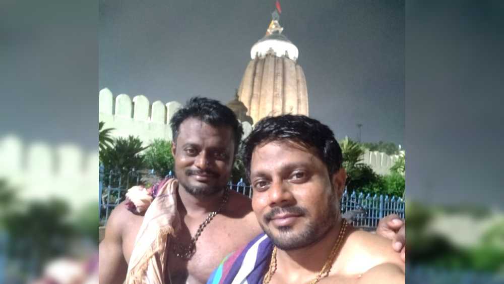 অনিলের পরিবার দীর্ঘ দিন ধরেই পুরীর মন্দিরের সেবায়েত। বহু প্রজন্ম ধরে তাঁরা দেবতার দেহরক্ষী এবং ব্যক্তিগত পরিচারক বা অনুচরের ভূমিকা পালন করে আসছেন। এঁরা মন্দিরের ভিতরে থেকে দেবতার সেবা করেন। নাম প্রতিহারী। অনিলের দাদা দামোদর গোচিকরও পুরীর মন্দিরের প্রতিহারী।