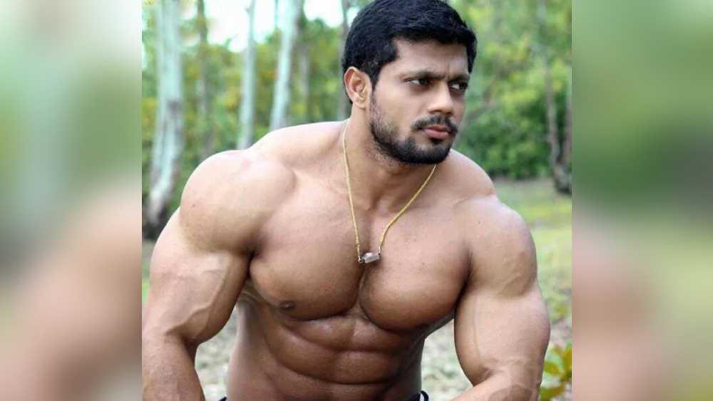 অতিমারিকালে পুরীর রথের চাকা গড়িয়েছিল জগন্নাথের অগুণতি ভক্তদের ছাড়াই। শুনশান রাস্তায় ‘দেবতা’র রথের রশি টেনেছিলেন শুধু তাঁর সেবায়েতরা। পুরীর মন্দিরে ওই সেবায়েতদের সংখ্যা কম নয়। তবে লক্ষ লক্ষ ভক্ত আর তাঁদের জোড়া জোড়া হাতের শক্তির সঙ্গে হাতে গোণা সেবায়েতদের ক্ষমতার তুলনা চলে না। সঙ্কটের সেই সময়ে যখন পুরীর রথের চাকা গড়ানো নিয়ে সন্দিহান ঘরবন্দি ভক্তরা, তখনই রথের দড়িতে টান দিয়ে দেশের নজরে পড়েন ‘বাহুবলী’। 