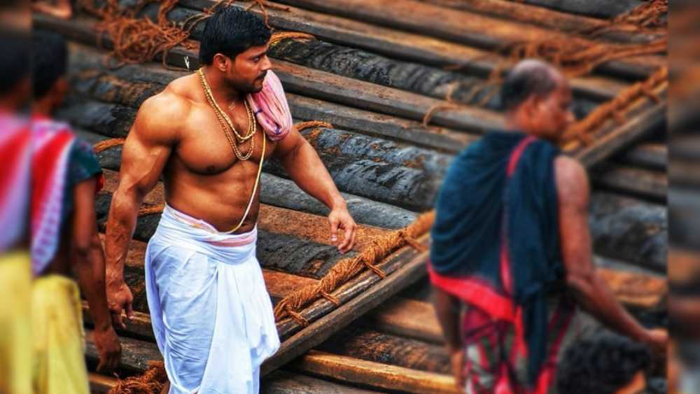 ওই একটি দৃশ্যই বিখ্যাত করে দেয় পুরীর মন্দিরের সেবায়েত অনিল গোচিকারকে। ৪৩-এর যুবক। ছবি দেখে দেশবাসীই নতুন নামকরণ করে অনিলের। জগন্নাথদেবের মন্দিরের সেবায়েত আচমকাই হয়ে যান ‘পুরীর বাহুবলী’।