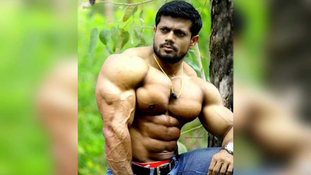 দেবতার দেহরক্ষীদের পরিবারে জন্ম। তবে তার জন্য যে পেশিবহুল চেহারা থাকতেই হবে এমন নিয়ম নেই। অনিলও জিমে গিয়ে শরীরচর্চায় মন দিয়েছেন সবে ১০ বছর হল। 