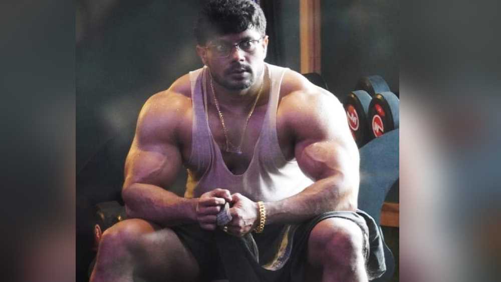 তবে দেবতার বডিগার্ড হওয়ার কিছু অসুবিধাও আছে। পুরীর বাহুবলী আমিষ খাবার খেতে পারেন না। তাঁর শরীরচর্চার প্রয়োজনীয় প্রোটিন তিনি পান ডাল, সয়াবিন, ব্রকোলির মতো সব্জি থেকে। আর প্রয়োজনীয় ফ্যাটের যোগান দেয় দেশি ঘি। নিরামিশাষি হওয়ায় শরীরচর্চাও বেশি করতে অনিলকে। 