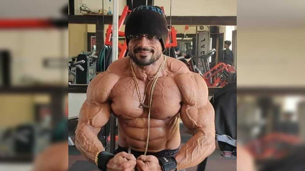 ‘জয়বাবা ফেলুনাথ’-এ বিশ্বশ্রী গুণময় বাগচির শরীর-মন্দিরে ছিল পেশির কারুকাজ। দেবতার ‘বডিগার্ড’ বাহুবলী অনিলও তেমন কারুকাজের অধিকারী। নেটমাধ্যমে সেই ছবিও দেন প্রায়শই। 