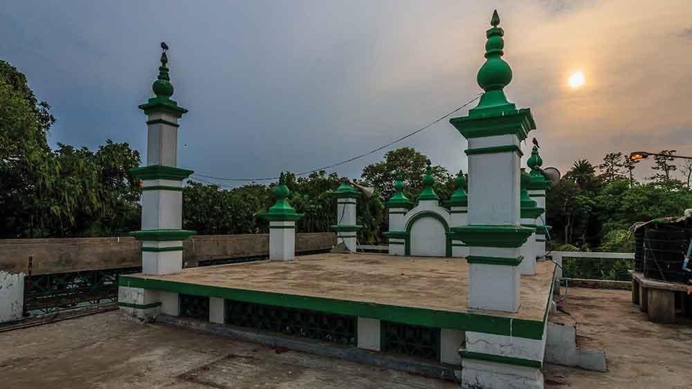 ১৮২৪ সালে নির্মিত এই মসজিদটি প্রায় দুই শতাব্দী ধরে কলকাতার বহু ঐতিহাসিক ঘটনার সাক্ষী।